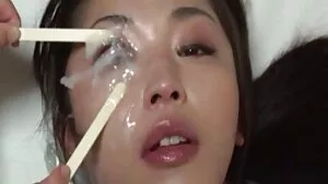 Deux déesses aux cheveux bruns léchant femme cougar mature le jus de chatte comme des chiots assoiffés