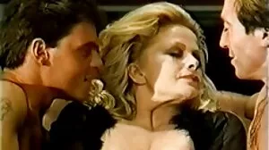 Les gros seins fonctionnent femme mature avec jeune aussi sur les lesbiennes !