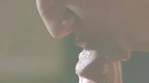 Une trio femme mature énorme bite noire étire le trou du cul de Lily
