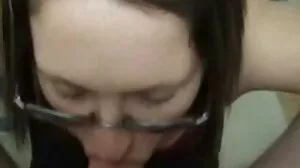 La fétichiste des pieds femme mature lesbienne Melody Petite frotte la bite avec les pieds