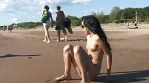 Délice de l'après-midi pour femme mature a la plage adolescents rasés et flexibles