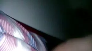 Adolescents premium partageant un beau mure chaude mec