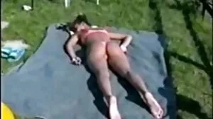 Poussin lesbienne brune ayant des relations sexuelles avec une fille hétéro