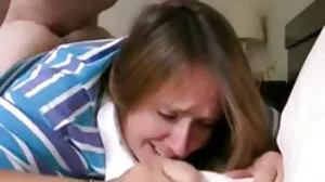 Une amatrice encrée fait glisser sa chatte de haut femme mature offerte en bas sur son pilier