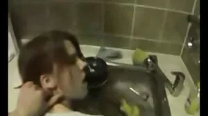 Les écolières femme mure en mini jupe ont besoin d'une meilleure note alors elle baise pour ça
