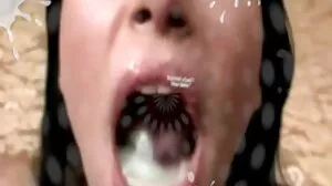 Gangbang inversé femme mûre nue avec 20 filles tchèques