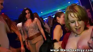 La petite teen Lexie Fux baise au coin du femmes mures en talons aiguilles feu