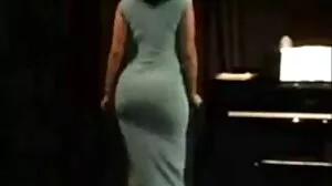 La MILF aux gros seins aux cheveux courts Ryan Keely les femmes matures nues branle son beau-fils