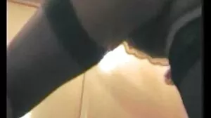 Rousse poilue et blonde plantureuse baise à femme mure nue poilue l'hôtel