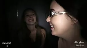 Une étudiante blonde chevauche une grosse bite femme mature erotique noire