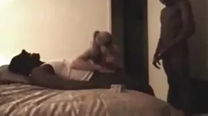 Natalia gâte sa chatte avec une énorme bite femme mure et jeunot noire