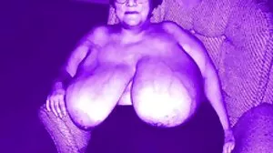 Small Tit GF Stacy Cruz jouit en femme mure nue plage se faisant lécher