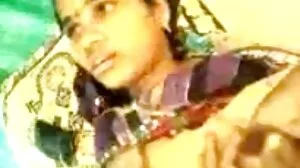 Virgin Asian Girl reçoit des leçons femme mature ronde nue d'une amie lesbienne