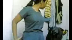 Une femme lesbienne fatiguée apprécie les touches douces de son femme mure petit sein partenaire