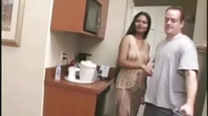 La femme au foyer Alex arrête de faire de la pizza pour manger de la bite femme mature soumise