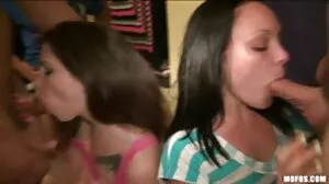 Lifeselector: la salope de natation brune Kitana Lure a soif de bite dans la chatte jeune avec femme mure MAINTENANT sur PornHD