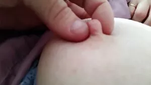 Maigre femme mure en levrette asiatique baisée par une énorme bite blanche