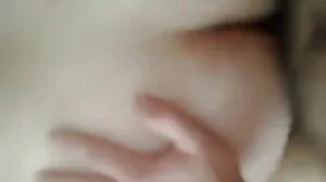 Un adolescent aux cheveux dorés saute sur son poteau femme mature a gros seins pour une bonne balade